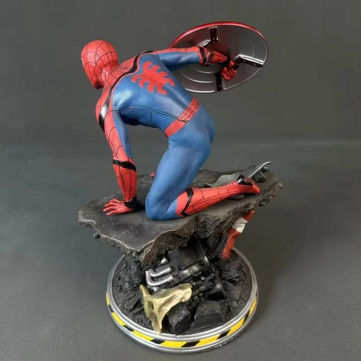 Figurine Spider-Man avec le Bouclier de Captain America