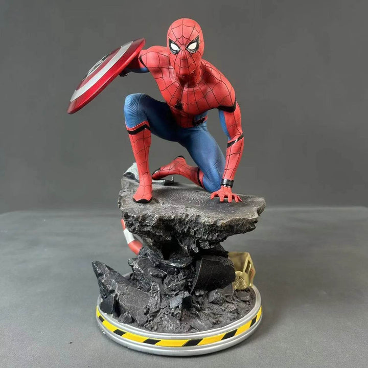 Figurine Spider-Man avec le Bouclier de Captain America